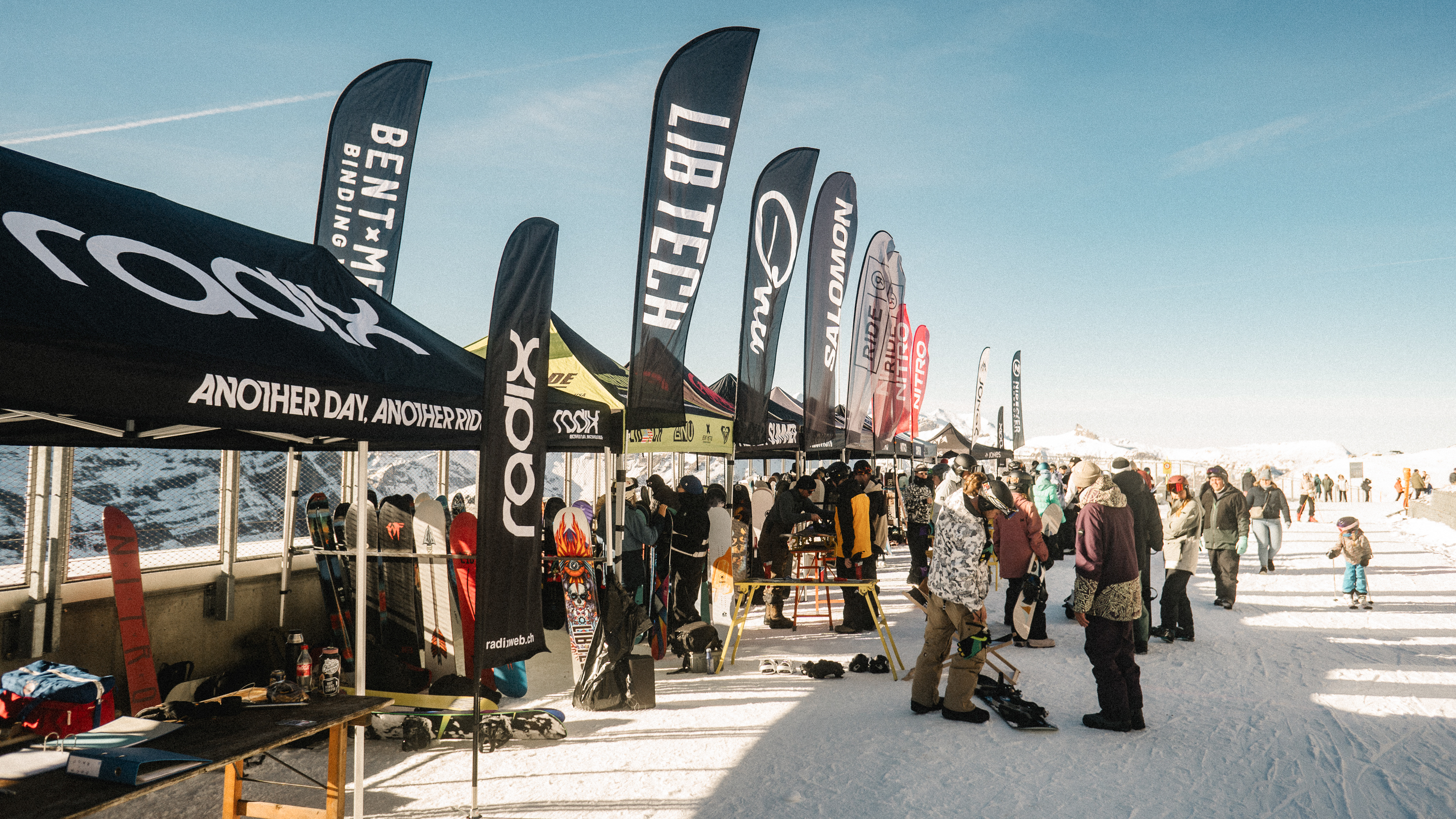 Bild2 Person, Kleidung, Schuhwerk, Schuh, Draußen