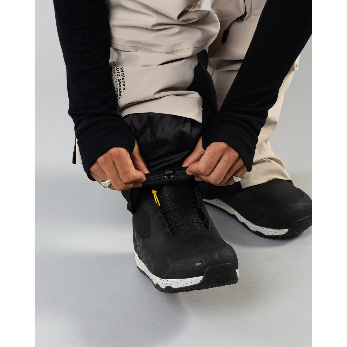 Tech BIB 3L Bekleidung, Schuhwerk, Schuh, Sneaker, Person